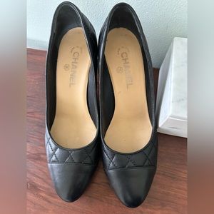 Classic CHANEL pump in very good condition